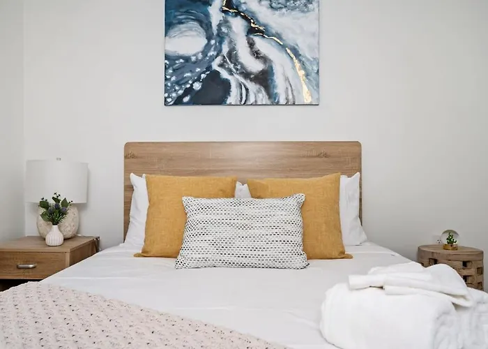 Luxury 5Beds 3Baths 2Balcony Penthouse 542Blvd